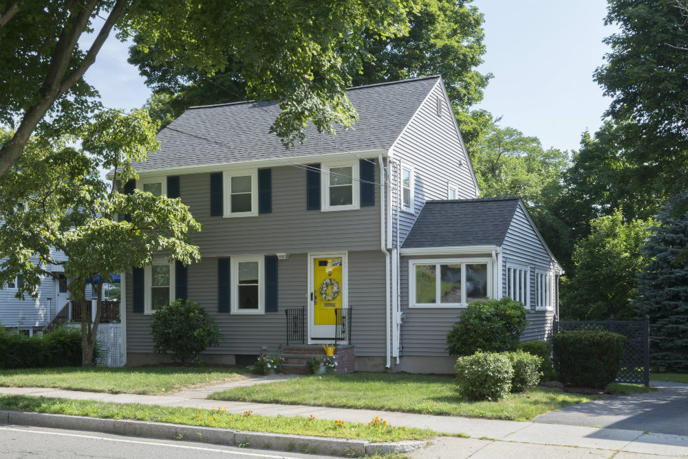 Home in Melrose, MA with new windows, siding, and roofing installed by Renoviso.
